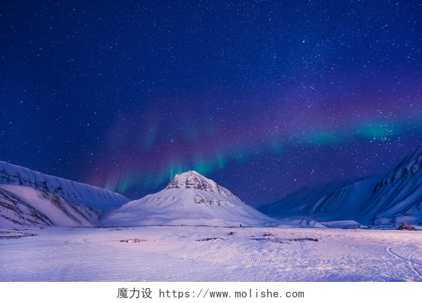 北极光下的雪景极地北极北极光在挪威斯瓦尔巴特的天空之星朗伊尔城城人山
